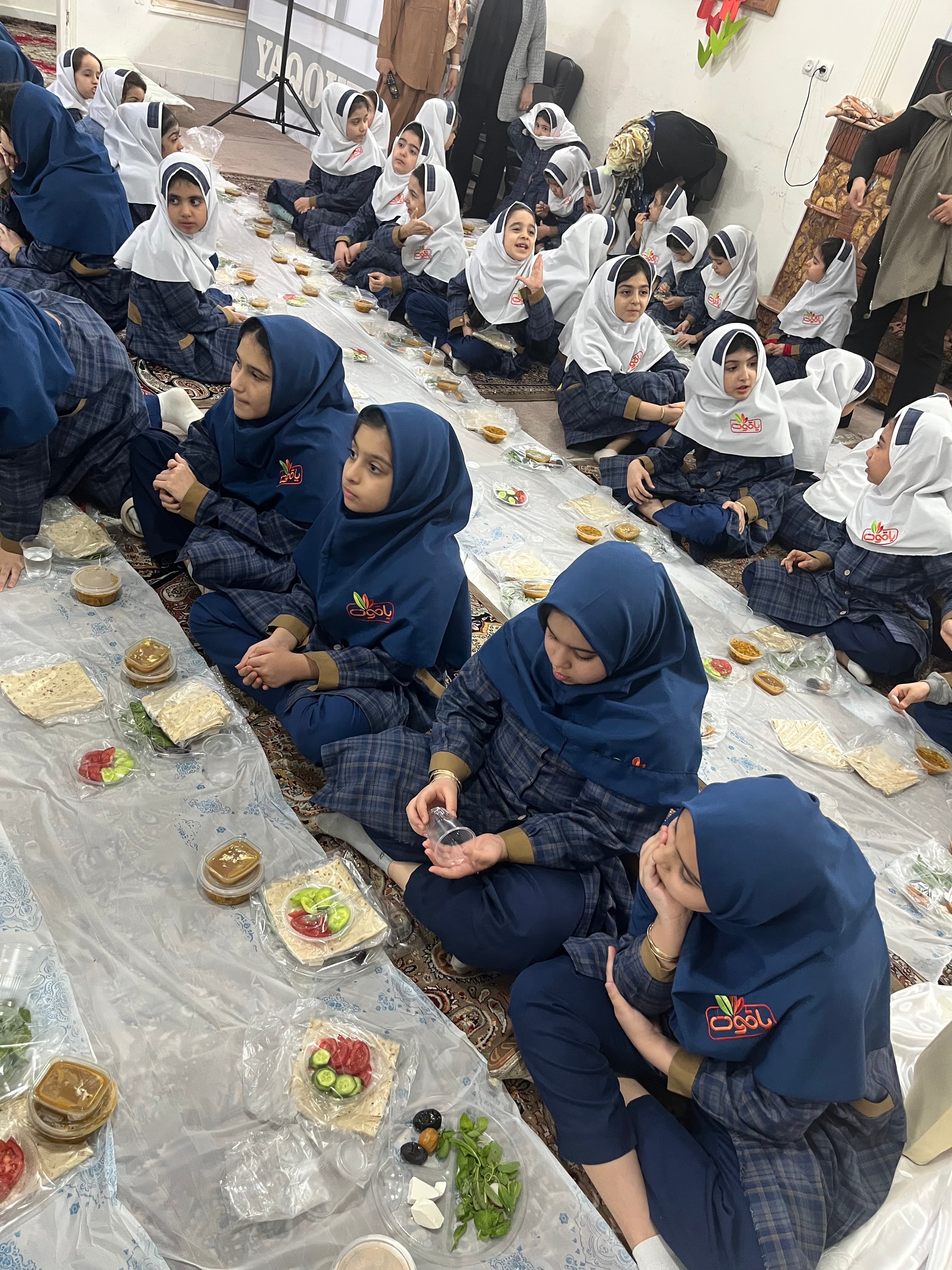 مراسم افطاری ماه رمضان دبستان یاقوت